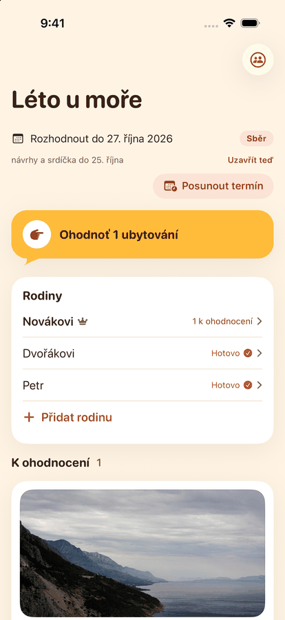 Aplikace Tak kam? na iPhonu: výběr „Léto u moře“ se třemi rodinami a výzvou „Ohodnoť 1 ubytování“.